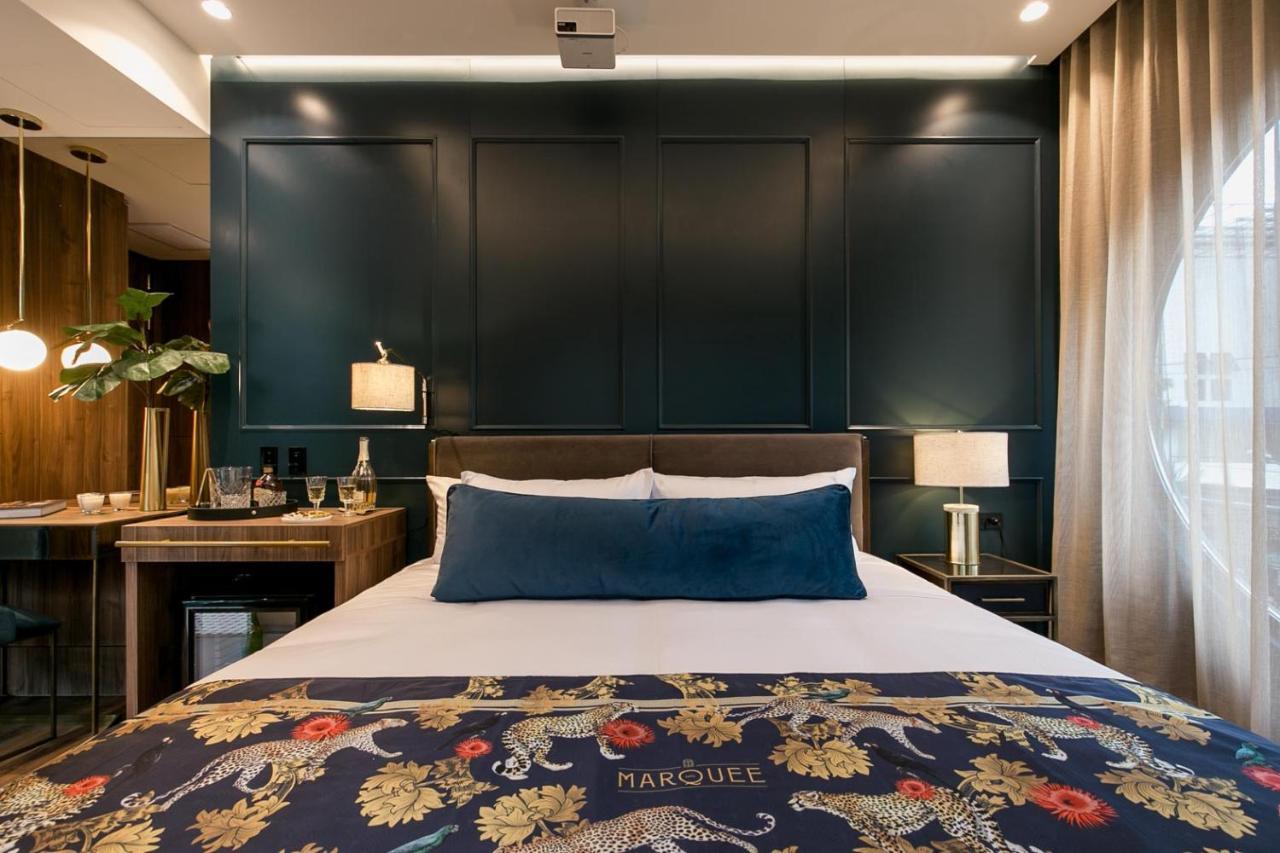 Hotel Marquee ميديلين المظهر الخارجي الصورة A bedroom at the hotel