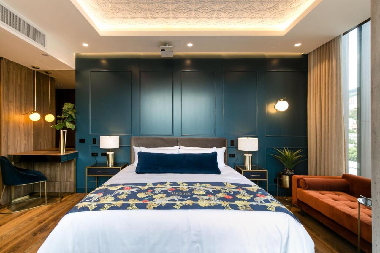 Hotel Marquee ميديلين المظهر الخارجي الصورة A bedroom at the hotel