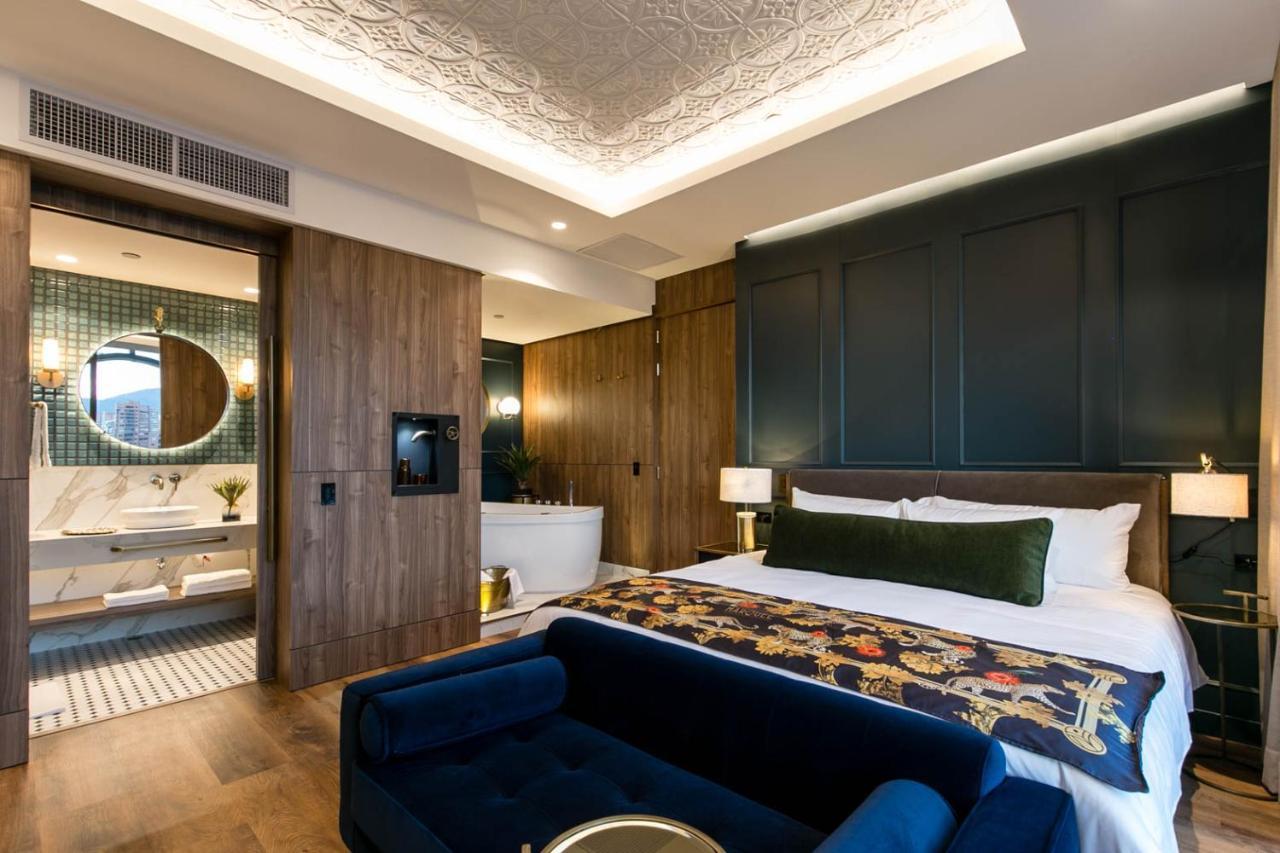 Hotel Marquee ميديلين المظهر الخارجي الصورة A bedroom at the hotel