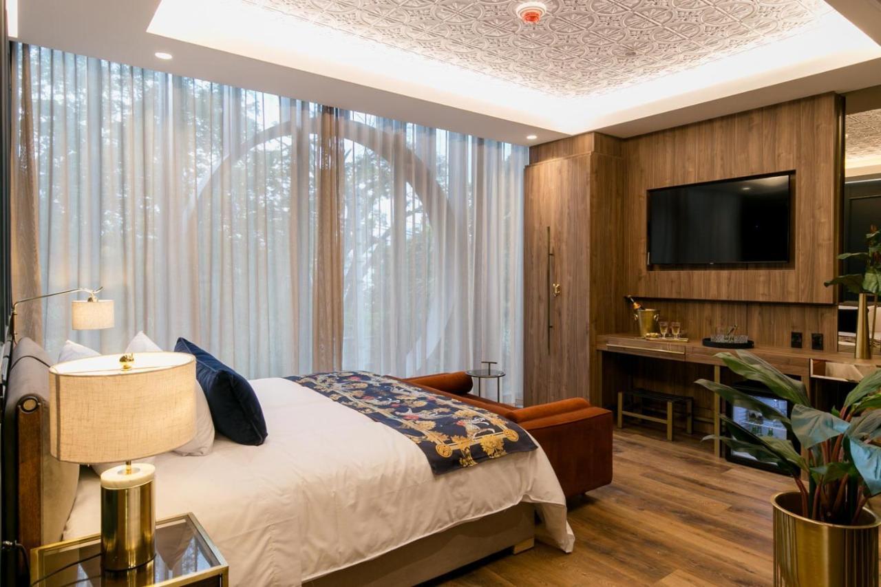 Hotel Marquee ميديلين المظهر الخارجي الصورة A bedroom at the hotel