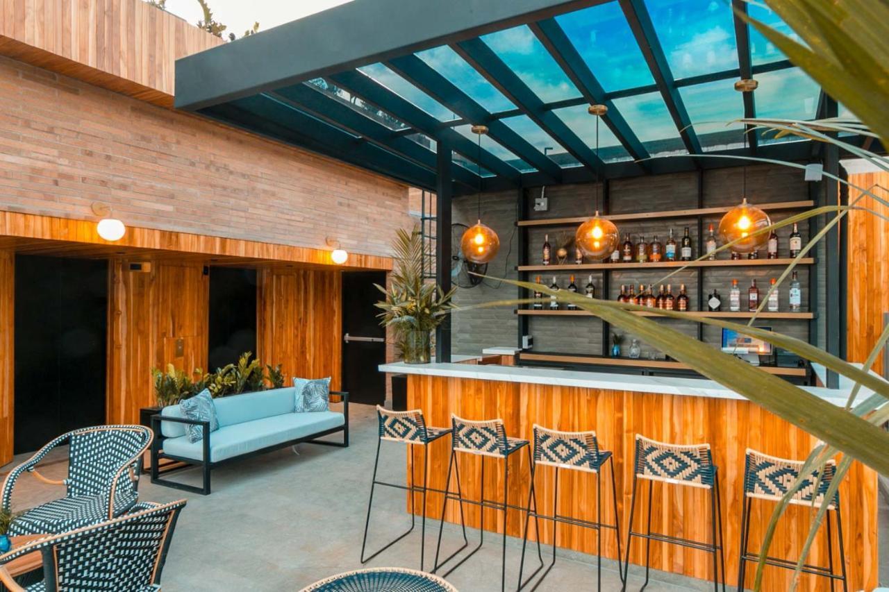 Hotel Marquee ميديلين المظهر الخارجي الصورة Rooftop bar at the hotel