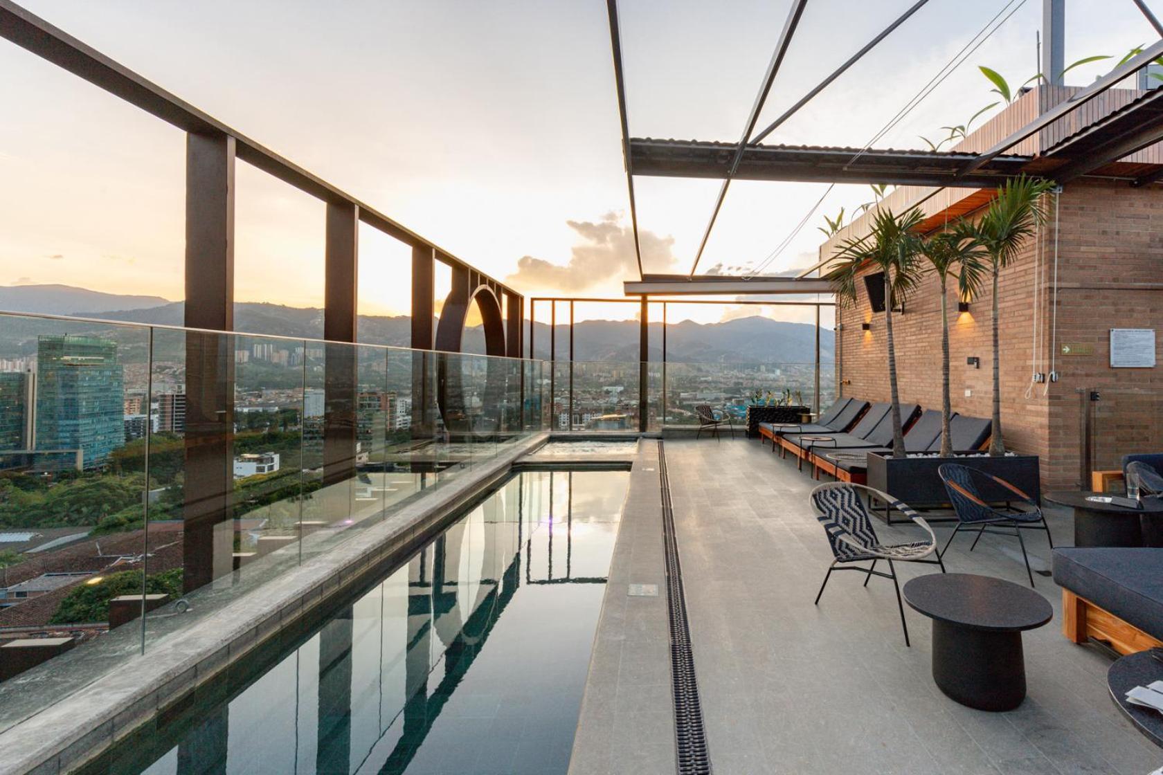 Hotel Marquee ميديلين المظهر الخارجي الصورة Rooftop pool at the hotel
